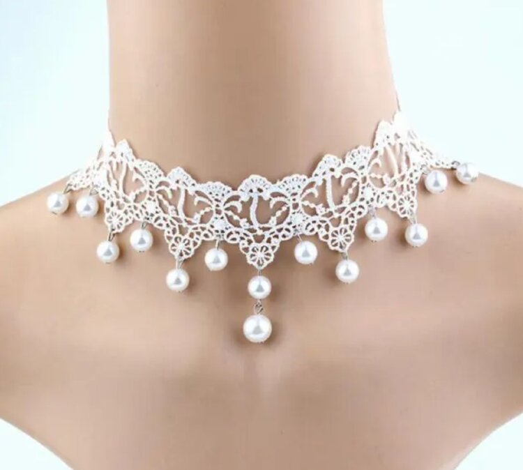 Украшение на шею White beads